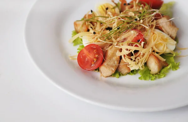 Deliciosa Salada Caesar Prato Azul Comida Deliciosa — Fotografia de Stock