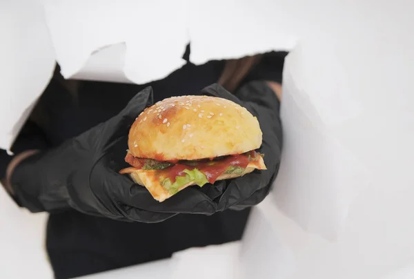 Ruce Černých Rukavicích Drží Hamburger — Stock fotografie