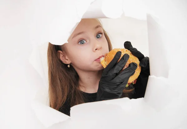 Roztomilá Holčička Černými Rukavicemi Hamburger — Stock fotografie