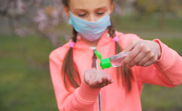 Menina Limpa Mãos Com Gel Antibacteriano — Fotografia de Stock