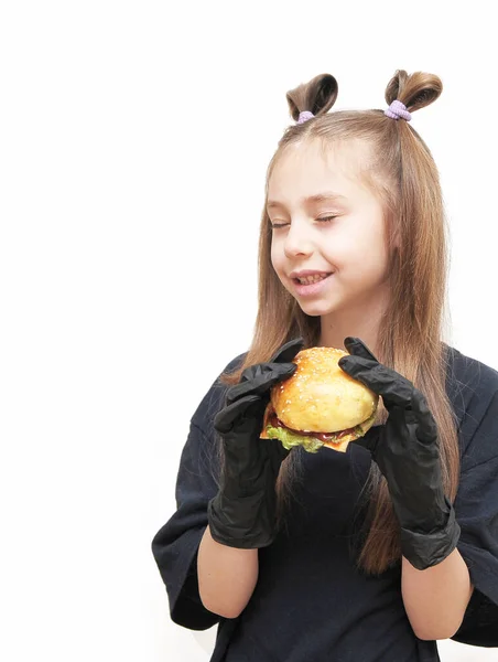 Schattig Klein Meisje Met Zwart Handschoenen Eet Hamburger — Stockfoto