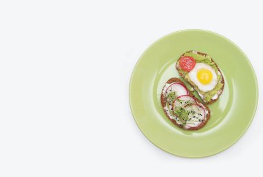 Sağlıklı sebzeli sandviçler ve mikro yeşillikler..