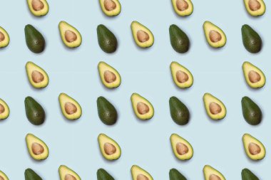 Işık arkaplanındaki avokado deseni.