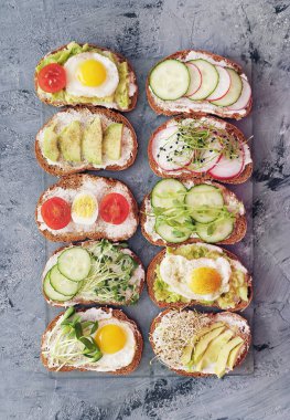 Sağlıklı sebzeli sandviçler ve mikro yeşillikler..