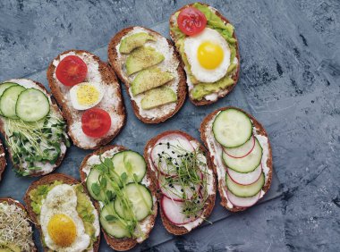 Sağlıklı sebzeli sandviçler ve mikro yeşillikler..