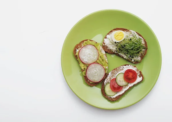 健康的な野菜やマイクログリーンのサンドイッチ — ストック写真