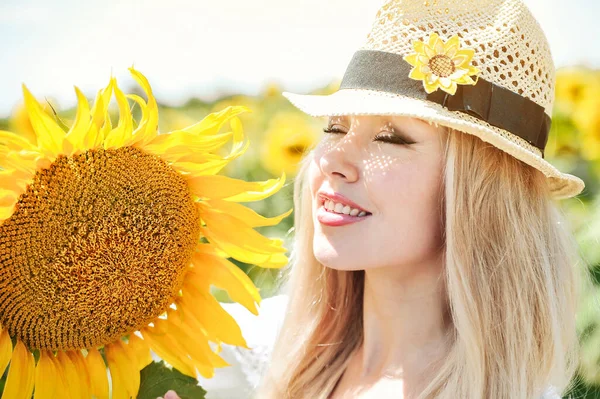 Caucasian Beautiful Woman Hat Posing Sunflowers — Stock Photo, Image