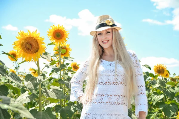 Caucasian Beautiful Woman Hat Posing Sunflowers — Stockfoto