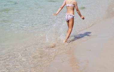 Sahilde çocuk bacakları.