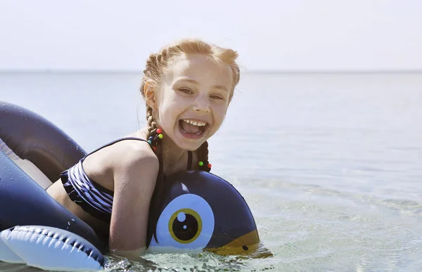 Petite Fille Mignonne Amuse Sur Plage Concept Été — Photo