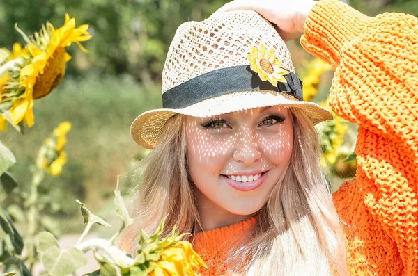 Caucasian Beautiful Woman Hat Posing Sunflowers — Stockfoto