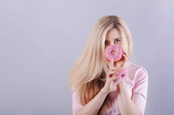 Glimlachende Blanke Vrouw Met Donuts Poseren Kleurrijke Achtergrond Studio — Stockfoto