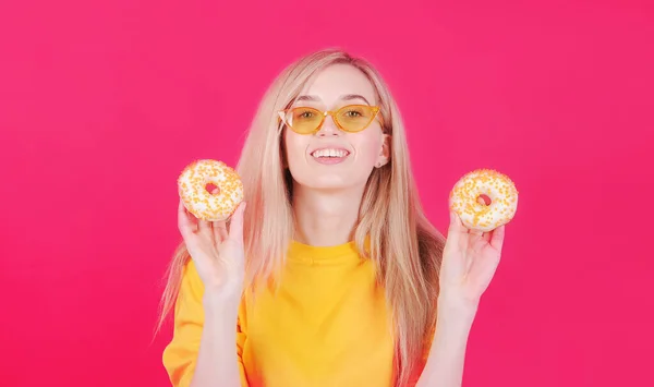 Glimlachende Blanke Vrouw Met Donuts Poseren Kleurrijke Achtergrond Studio — Stockfoto