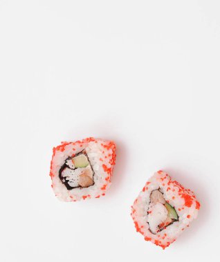 Beyaz zemin üzerine Japon suşi rulo. 