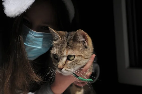 Kislány Védő Maszk Macskával Néz Ablak — Stock Fotó
