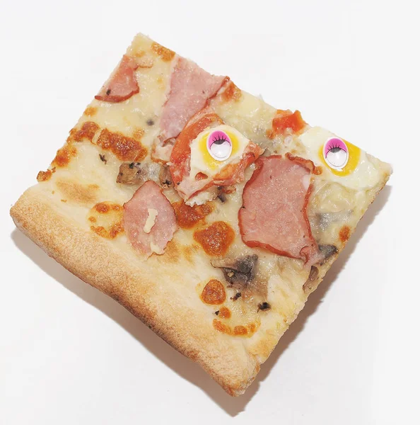 Fatia Pizza Com Olhos Plástico Fundo Branco Fotografia Abstrata Alimentos — Fotografia de Stock