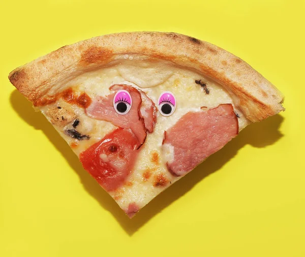 Kawałek Pizzy Plastikowymi Oczami Żółtym Tle Streszczenie Zdjęcia Żywności — Zdjęcie stockowe