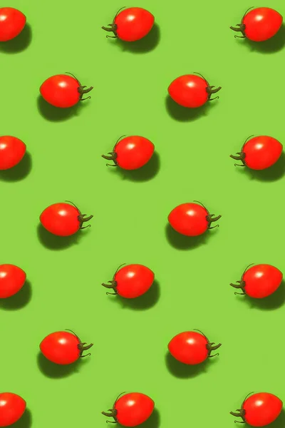 Pomidory Kolorowym Zielonym Tle — Zdjęcie stockowe