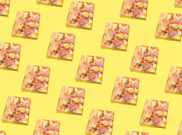 黄色の背景にピザのスライス 食品のパターン — ストック写真