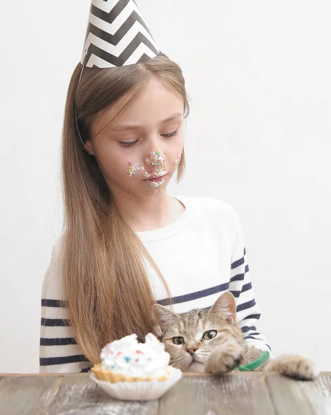 Şirin Kız Bayramı Pasta Kediyle Kutluyor Iyi Arkadaş Konsepti — Stok fotoğraf