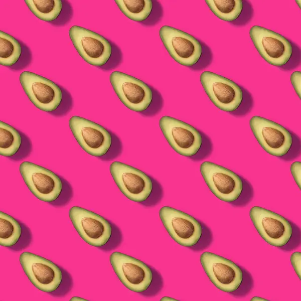 Patroon Met Helft Van Avocado Trendy Roze Achtergrond Voedselpatroon — Stockfoto
