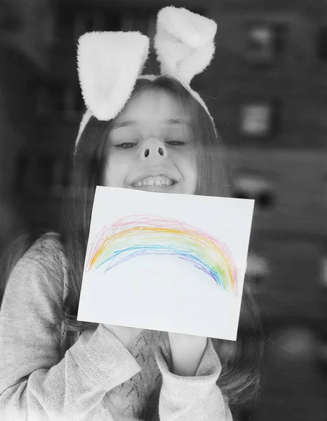 小女孩看着窗户 窗上挂着彩虹 — 图库照片