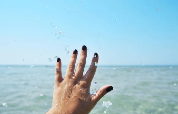 Uma Mulher Acenar Para Mar Quaranitne Férias — Fotografia de Stock