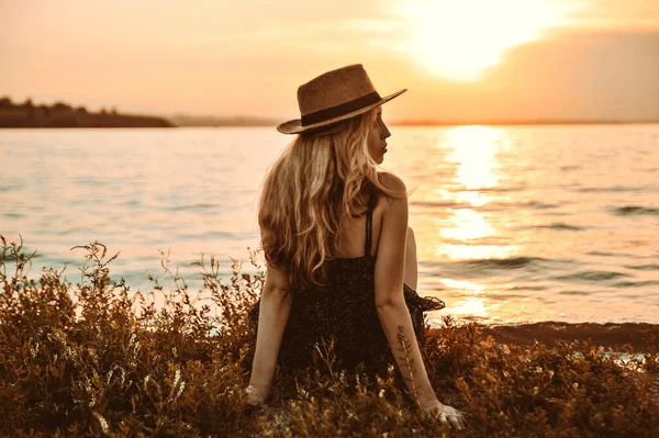 Stylish Woman Hat Walks Beach Sunset — Stock Photo, Image