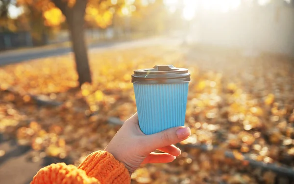 Mano Femenina Con Taza Papel Café Sobre Fondo Otoñal — Foto de Stock