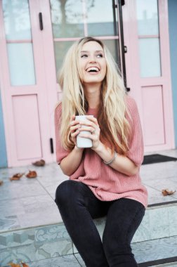 Güzel genç kadın latte fincan ile kafein poz.