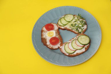 Yumurtalı, avokadolu sağlıklı sandviçler..