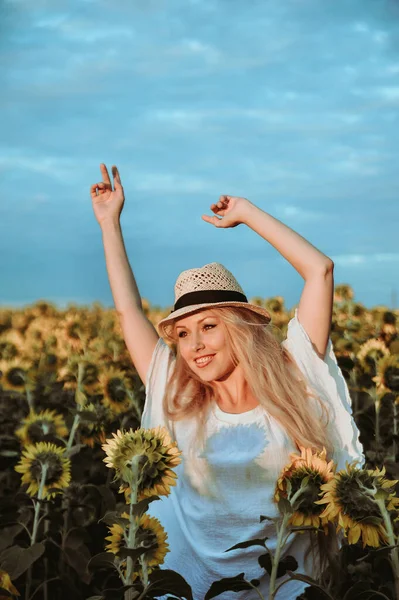 Beautiful Woman Meadow Sunflowers — Stock Photo, Image