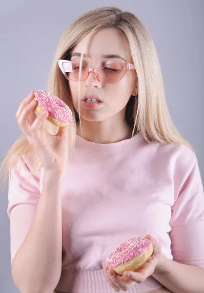 Mooie Vrouw Met Donuts — Stockfoto