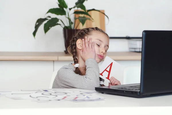 Bambina Stancata Dopo Educazione Online — Foto Stock