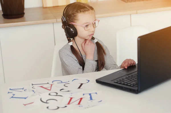 Ragazza Sta Studiando Casa Quarantena Concetto Istruzione Online Remota — Foto Stock