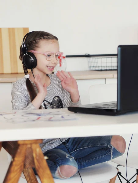 Chica Está Estudiando Casa Cuarentena Concepto Educación Línea Remota — Foto de Stock