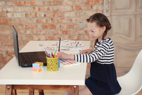 Ragazza Sta Studiando Casa Quarantena Concetto Istruzione Online Remota — Foto Stock