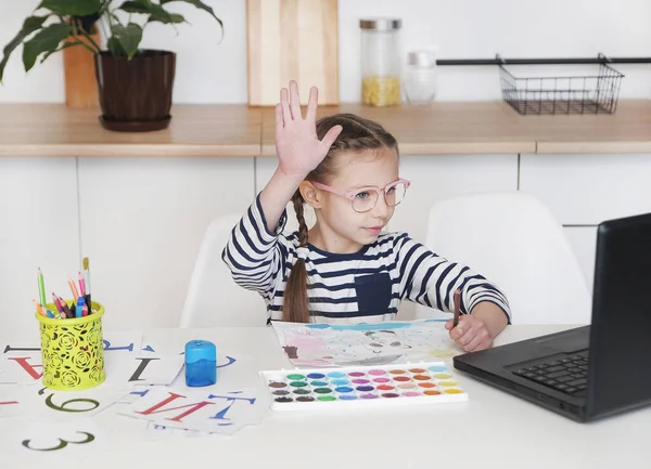 Ragazza Sta Studiando Casa Quarantena Concetto Istruzione Online Remota — Foto Stock