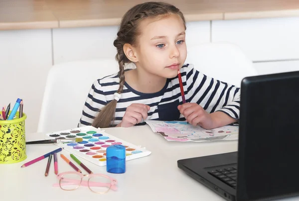 Ragazza Sta Studiando Casa Quarantena Concetto Istruzione Online Remota — Foto Stock