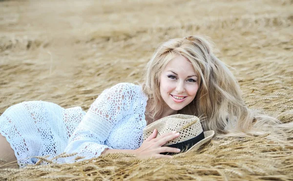 Beautiful Caucasian Woman Posing Meadow Wheat — Stock Photo, Image