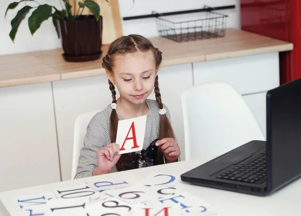 Chica Con Ordenador Portátil Aprende Alfabeto Educación Escuela Casa Aprendizaje — Foto de Stock