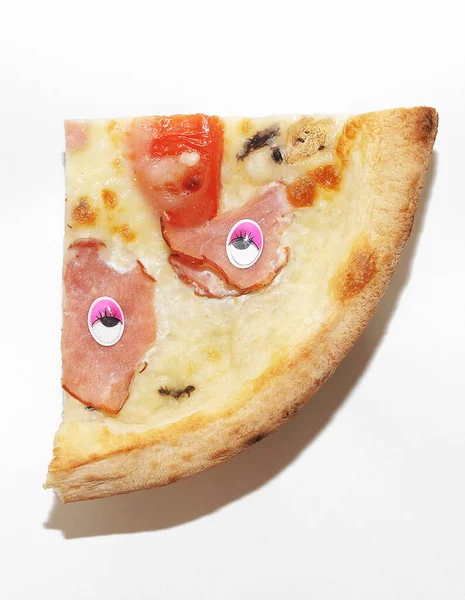 Snijd Pizza Met Plastic Ogen Gele Achtergrond Abstracte Foto Van — Stockfoto