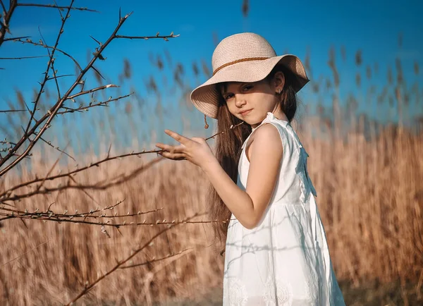 Little Cute Girl Hat Has Fun Outdoors — Stock Photo, Image