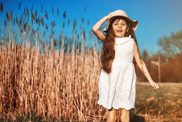 戴帽子的可爱小女孩在户外玩得很开心 — 图库照片