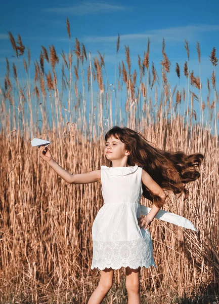 Menina Bonito Pouco Com Avião Papel Tem Diversão Livre — Fotografia de Stock