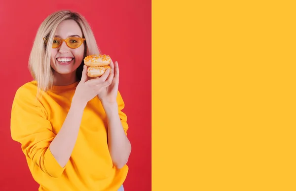 Glimlachende Blanke Vrouw Gele Trui Met Gele Donuts Poseren Rode — Stockfoto
