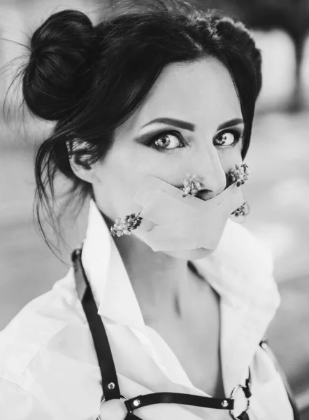 Foto Bianco Nero Donna Con Fiori Maschera — Foto Stock