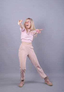 Pembe donutları olan güzel bir kadın.