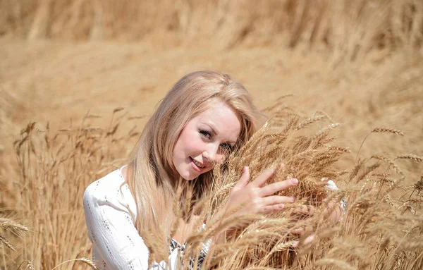 Uśmiechnięta Biała Kobieta Pozująca Polu Pszenicą — Zdjęcie stockowe