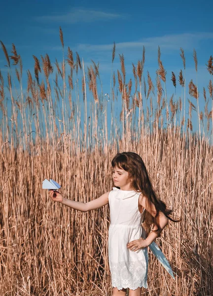 Cute Smiling Girl Hat Has Fun Outdoors — Stock Photo, Image